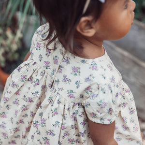 Details of shell buttons and pretty puff sleeves