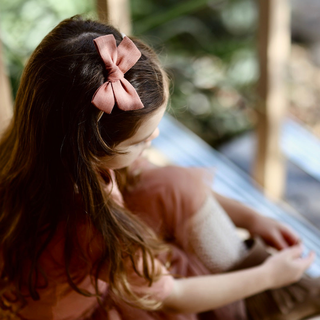 pinwheel bow headband - sepia linen